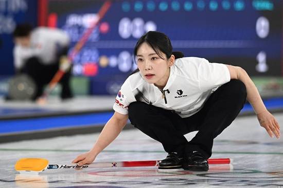 스킵 김은지, 서드 김민지, 세컨드 김수지, 리드 설예은, 핍스 설예지로 구성된 한국 컬링대표팀은 18일 이탈리아 코르티나의 코르티나 컬링 스타디움에서 열린 캐나다의 2026 밀라노·코르티나담페초 동계올림픽 여자 컬링 라운드로빈 최종전에서 7-10으로 아쉽게 패했다. 한국은 첫 경기에서 미국(4-8 패)에 패하고 이탈리아(7-2 승), 영국(9-3 승)을 상대로 2승을 거둔 한국은 덴마크(3-6 패)에게 다시 무너졌으나 일본(7-5 승), 중국(10-9 승)을 꺾고 4승을 만들었다. 이어 스위스에 5-7로 패했으나 1위를 달리던 스웨덴을 8-3으로 무찌르며 5승3패를 만들었다. 캐나다와 최종전서 이겼다면 4강에 진출할 수 있었지만 경기 내내 완벽한 투구를 보여준 캐나다를 넘지 못하고 아쉽게 짐을 쌌다. 연합뉴스