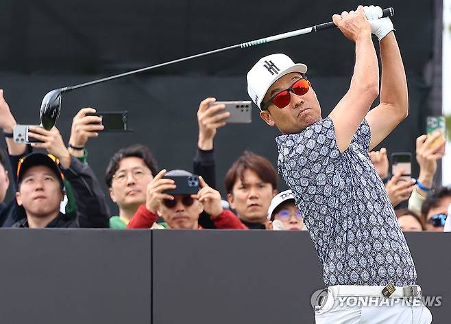 티샷하는 케빈 나 (인천=연합뉴스) 김도훈 기자 = 2일 인천 송도 잭 니클라우스 골프클럽 코리아에서 열린 LIV 골프 코리아 1라운드 2번홀에서 케빈 나가 티샷을 하고 있다. 2025.5.2 superdoo82@yna.co.kr