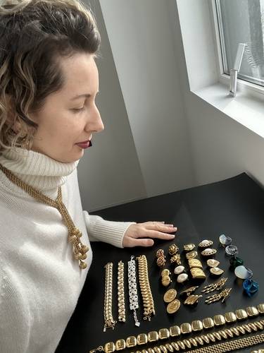 키이우에서 빈티지 주얼리 사업을 운영하는 마리아 키리첸코 (로마=연합뉴스) 마리아 키리첸코(40·여)의 남편은 그녀가 임신 중일 때 군에 징집됐다. 남편 걱정과 혼자 남겨졌다는 두려움은 그녀를 일 중독자로 만들었다고 했다. 그녀가 하는 빈티지 주얼리 사업은 남편이 징집된 그달에 최대 매출 기록을 갈아치웠다. 2026.2.19 [마리아 키리첸코 제공. 재판매 및 DB 금지]