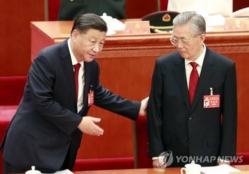 제20차 중국 공산당 당대회에서 어색한 포즈의 시진핑(왼쪽)과 후진타오  [연합뉴스 자료사진. 재판매 및 DB 금지]