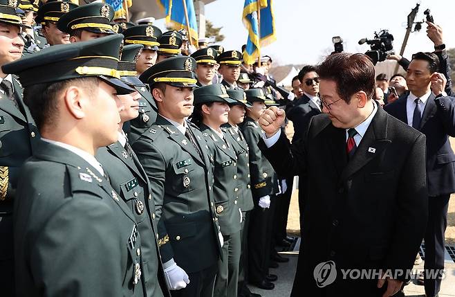 신임 장교들 격려하는 이재명 대통령 (계룡=연합뉴스) 김도훈 기자 = 이재명 대통령이 20일 충남 계룡대 대연병장에서 열린 육·해·공군 사관학교 통합임관식에서 신임 장교들을 격려하고 있다. 2026.2.20 superdoo82@yna.co.kr