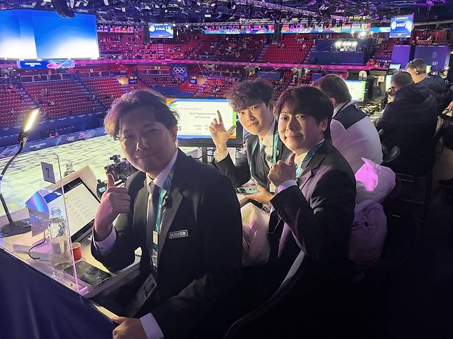 경기장에서 중계하는 네이버 현장 중계진 [네이버 제공. 재판매 및 DB 금지]