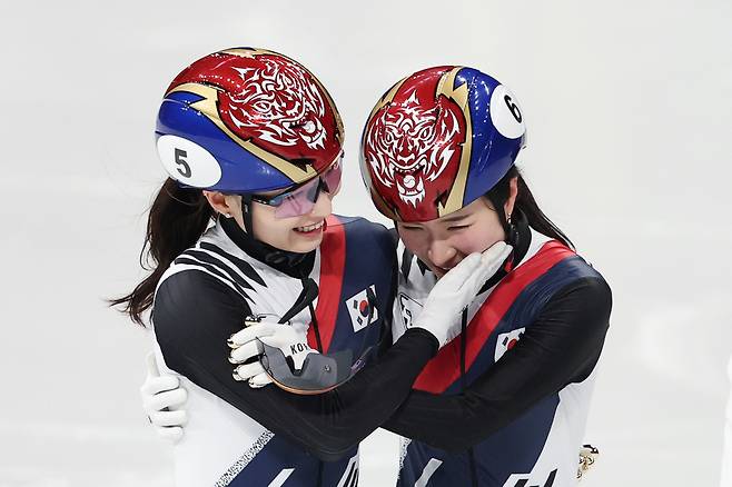 21일 이탈리아 밀라노 아이스스케이팅 아레나에서 열린 2026 밀라노·코르티나담페초 동계 올림픽 쇼트트랙 여자 1천500m 결승에서 우승을 차지한 김길리(오른쪽)가 은메달을 차지한 최민정(이상 성남시청)의 축하를 받고 있다.