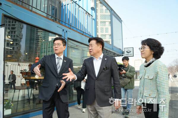 원도심 재생의 청사진을 그리기 위해 21일 서울 성수동 골목을 찾은 오영훈 제주도지사(가운데)가&nbsp;정원오 성동구청장과 대화를 나누고 있다.