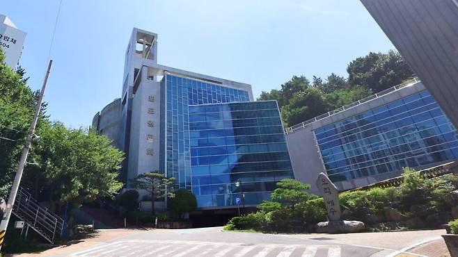 포도원교회는 부산에서 손꼽히는 대형 교회다. 부목사, 전도사, 강도사 등을 포함한 교역자 수는 20명이 넘는다. 네이버 지도 거리뷰 갈무리