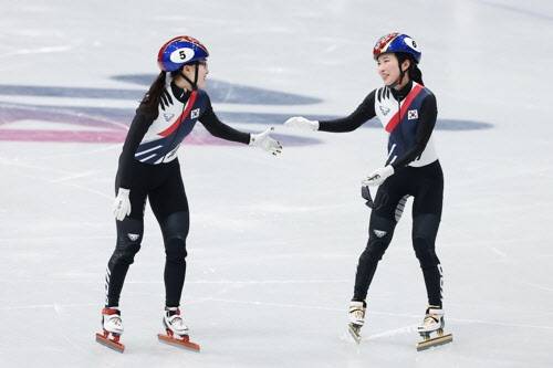 쇼트트랙 여자 1500m 결승을 마친 뒤 김길리(오른쪽)와 최민정이 함께 기뻐하고 있다. 사진=연합뉴스