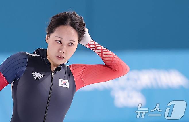 스피드스케이팅 박지우가 20일(현지시간) 이탈리아 밀라노 스피드스케이팅 스타디움에서 열린 스피드 스케이팅 여자 1500m에서 레이스를 마친 후 기록을 확인하고 있다. 2026.2.21 ⓒ 뉴스1 김성진 기자