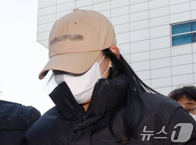 서울 강북구 수유동 모텔에서 약물이 든 음료를 건네 타인을 숨지게 한 혐의를 받는 20대 여성이 12일 오전 서울 도봉구 북부지방법원에서 열린 영장실질심사(구속 전 피의자 심문)에 출석하고 있다. 2026.2.12 ⓒ 뉴스1 안은나 기자