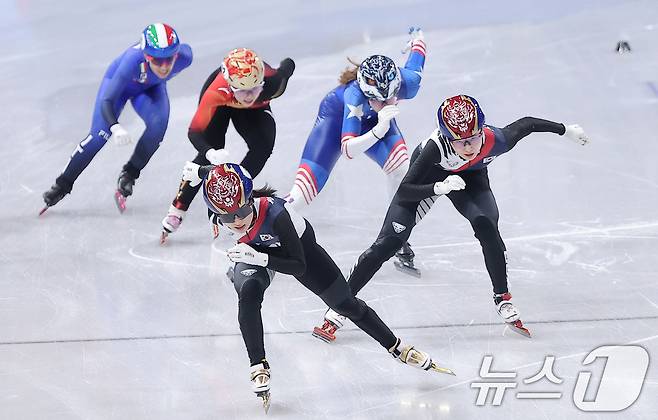 쇼트트랙 김길리와 최민정이 20일(현지시간) 이탈리아 밀라노 아이스 스케이팅 아레나에서 열린 2026 밀라노·코르티나담페초 동계올림픽 쇼트트랙 여자 1500m 결승에서 질주하고 있다. 2026.2.21 ⓒ 뉴스1 김성진 기자
