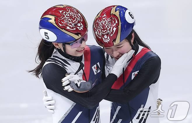 쇼트트랙 여자 1500m에서 은메달을 확보한 최민정(왼쪽)이 20일(현지시간) 이탈리아 밀라노 아이스 스케이팅 아레나에서 열린 2026 밀라노·코르티나담페초 동계올림픽 쇼트트랙 여자 1500m 결승에서 금메달을 확보한 후 김길리를 축하하고 있다. 2026.2.21 ⓒ 뉴스1 김성진 기자