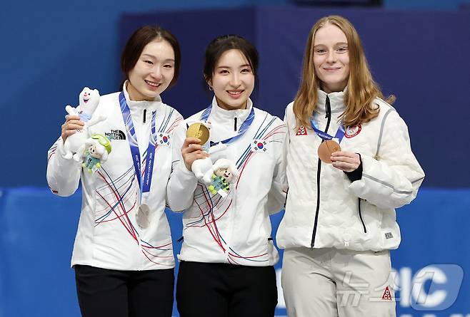 20일(현지시간) 이탈리아 밀라노 아이스스케이팅 아레나에서 열린 2026 밀라노·코르티나담페초 동계올림픽 쇼트트랙 여자 1500m에서 은메달을 획득한 최민정(왼쪽부터), 금메달을 획득한 김길리, 동메달을 획득한 미국의 커린 스토더드가 포즈를 취하고 있다. 2026.2.21 ⓒ 뉴스1 김진환 기자