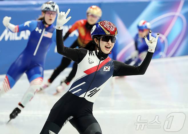 쇼트트랙 김길리가 20일(현지시간) 이탈리아 밀라노 아이스 스케이팅 아레나에서 열린 2026 밀라노·코르티나담페초 동계올림픽 쇼트트랙 여자 1500m 결승에서 금메달을 확보한 후 환호하고 있다. 2026.2.21 ⓒ 뉴스1 김진환 기자