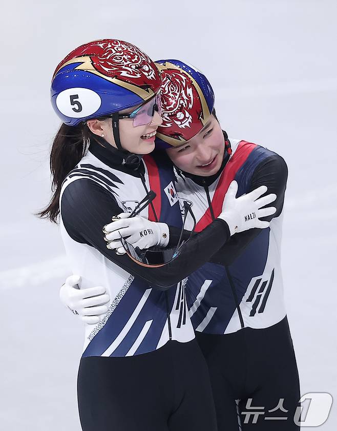 쇼트트랙 여자 1500m에서 은메달을 확보한 최민정(왼쪽)이 20일(현지시간) 이탈리아 밀라노 아이스 스케이팅 아레나에서 열린 2026 밀라노·코르티나담페초 동계올림픽 쇼트트랙 여자 1500m 결승에서 금메달을 확보한 후 김길리를 축하하고 있다. 2026.2.21 ⓒ 뉴스1 김성진 기자