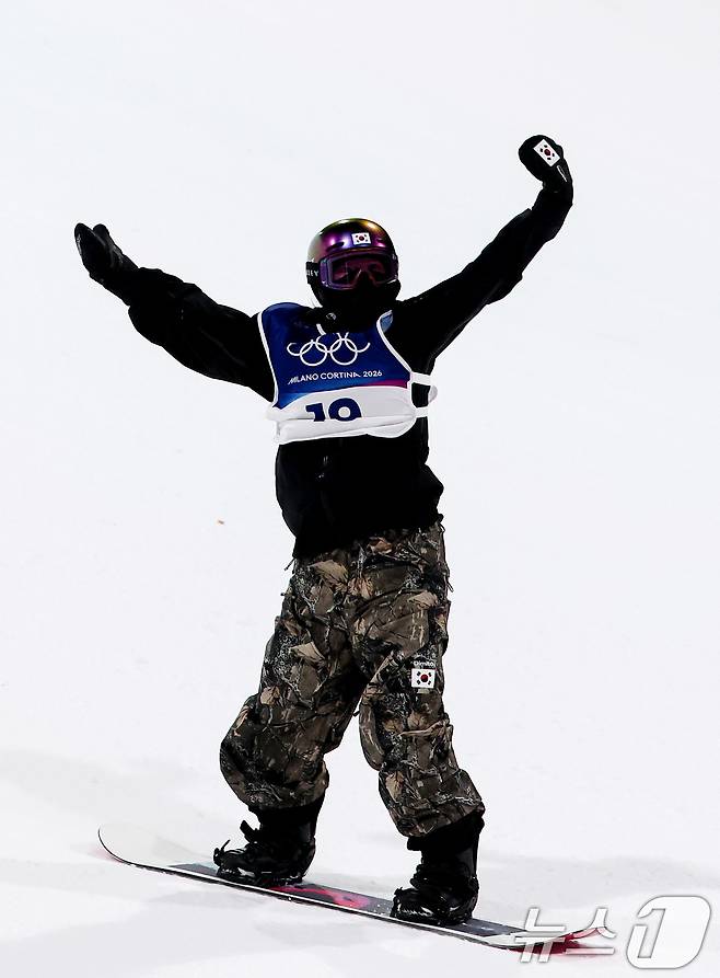 스노보드 유승은이 9일(현지시간) 이탈리아 리비뇨 스노파크에서 열린 2026 밀라노·코르티나담페초 동계올림픽 스노보드 여자 빅에어 결선 2차 시기를 마친 후 환호하고 있다. 2026.2.10 ⓒ 뉴스1 김성진 기자