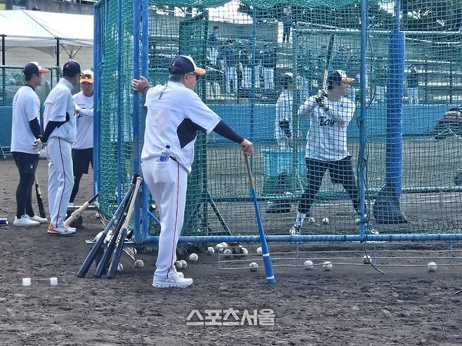한화 김경문 감독이 21일 일본 오키나와 고친다 구장에서 대표팀과 경기에 앞서 팀 훈련을 지켜보고 있다. 오키나와 | 김동영 기자 raining99@sportsseoul.com