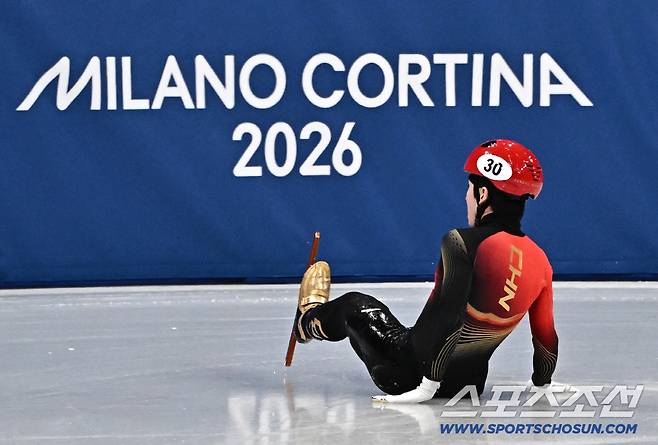 15일(한국시간) 이탈리아 밀라노 아이스스케이팅 아레나에서 쇼트트랙 남자 1500m 예선이 열렸다. 코너에서 미끄러지며 예선 탈락한 중국 린샤오쥔. 밀라노(이탈리아)=송정헌 기자songs@sportschosun.com/2026.02.15/