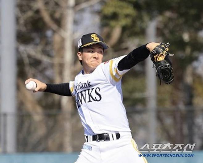 소프트뱅크의 고쿠보 감독은 20일 청백전에서 호투한 육성투수 중 일부를 일본대표팀과 연습경기에 데려가겠다고 했다. 후지와라가 대표팀 최고 타자를 상대로 등판할 수도 있다. 사진캡처=소프트뱅크 호크스 SNS