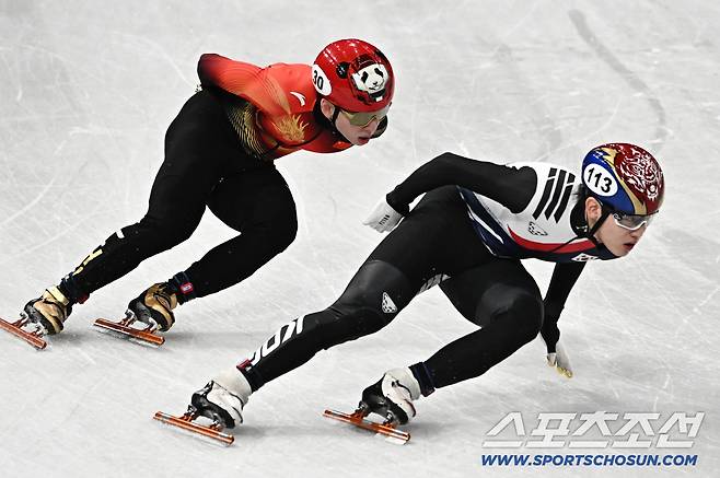 13일(한국시간) 이탈리아 밀라노 아이스스케이팅 아레나에서 쇼트트랙 남자 1000m 준준결선이 열렸다. 중국 린샤오쥔와 앞서 달리고 있는 임종언. 밀라노(이탈리아)=송정헌 기자songs@sportschosun.com/2026.02.13/