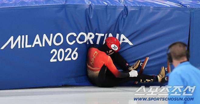 중국 쇼트트랙 선수 린샤오쥔(한국명 임효준)이 14일(현지시간) 이탈리아 밀라노 아이스스케이팅 아레나에서 열린 2026 밀라노 코르티나담페초 동계올림픽 쇼트트랙 남자 1500m 준준결승에서 넘어지고 있다. 밀라노(이탈리아)=송정헌 기자songs@sportschosun.com/2026.02.15/