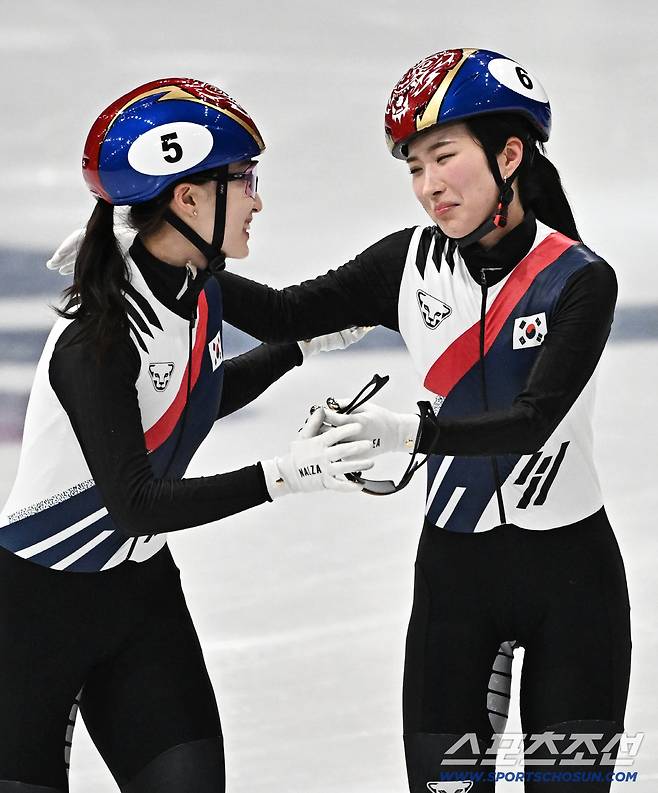 21일(한국시간) 이탈리아 밀라노 스피드스케이팅 아레나에서 열린 밀라노동계올림픽 쇼트트랙 여자 1500m 결승전. 금메달 김길리, 은메달 최민정. 결승선 통과 후 김길리 축하해주는 최민정. 밀라노(이탈리아)=송정헌 기자songs@sportschosun.com/2026.02.21/