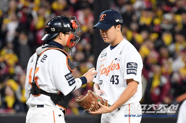 31일 대전 한화생명볼파크에서 열린 한국시리즈 5차전 한화 이글스와 LG 트윈스의 경기. 3회초 무사 만루 한화 포수 최재훈이 마운드를 찾아 정우주를 격려하고 있다. 대전=박재만 기자 pjm@sportschosun.com/2025.10.31/