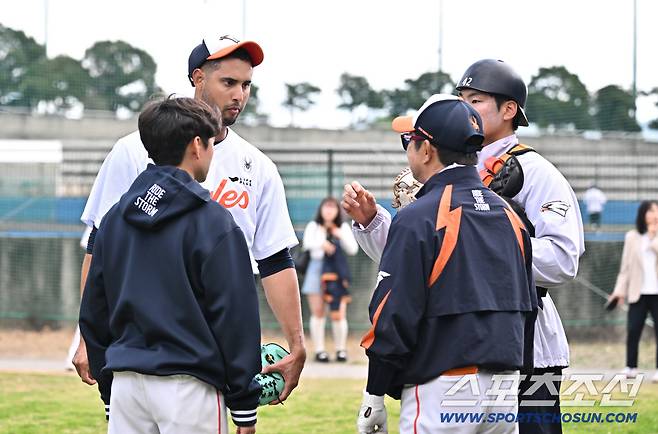 오키나와 첫 불펜 피칭을 마친 에르난데스에게 다가간 양상문 코치는 칭찬을 아끼지 않았다.