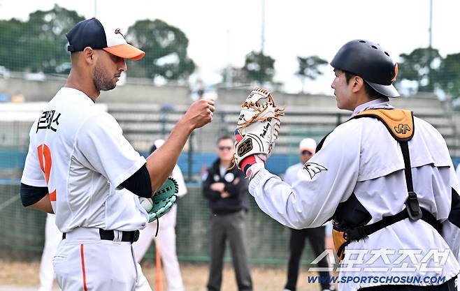 불펜 피칭을 마친 에르난데스가 포수 박상언과 하이파이브를 나누고 있다. 오키나와(일본)=박재만 기자 pjm@sportschosun.com