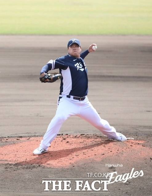 16년 만에 태극마크를 단 류현진이 변함없는 모습을 보였다. 류현진은 WBC 대표팀에서 투수진의 구심점 역할을 하고 있다. /한화 이글스