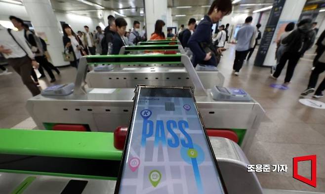 기존 알뜰교통카드 사업을 대체하는 'K-패스'가 서비스를 시작한 2일 서울 종로구 광화문역에서 직장인들이 지하철을 이용해 출근하고 있다. K-패스는 서울에서만 사용 가능한 정액권인 기후동행카드와는 달리 대부분의 지자체에서 사용할 수 있고 월 15회 이상 시내버스와 마을버스, 지하철, 광역버스, GTX 이용 시 다음달에 지출액의 일정 비율을 돌려준다. 사진=조용준 기자 jun21@