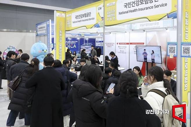 지난달 27일 서울 서초구 aT센터에서 열린 '2026 공공기관 채용정보박람회'에 참가한 구직자들이 국민건강보험공단을 방문해 취업 정보를 얻고 있다.