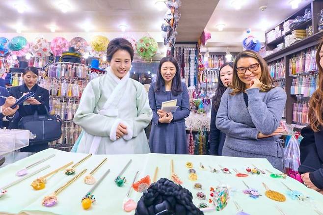 김혜경 여사와 루이스 이나시우 룰라 다시우바 브라질 대통령 부인 잔자 룰라 다 시우바 여사가 21일 서울 종로구 광장시장에서 진행된 친교일정에서 한 가게를 방문해 장신구를 살펴보고 있다.(사진=청와대) 연합뉴스