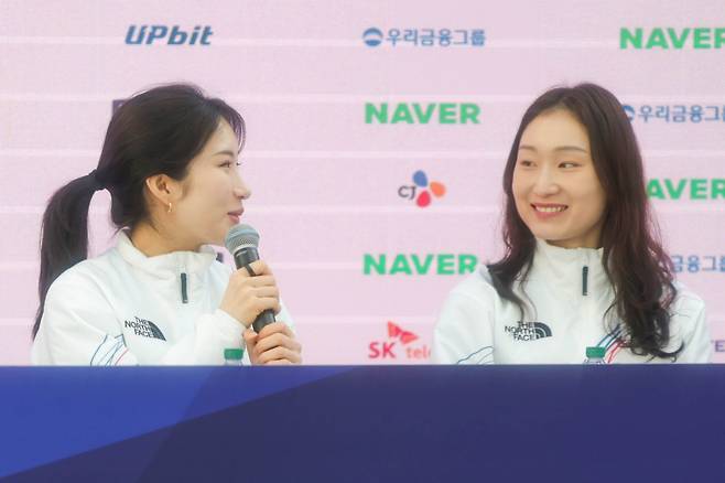 21일 오전(현지시간) 이탈리아 밀라노 코리아하우스에서 여자 쇼트 대표팀 기자회견이 열리면서 김길리가 최민정을 바라보고 있다. 밀라노=장련성 기자
