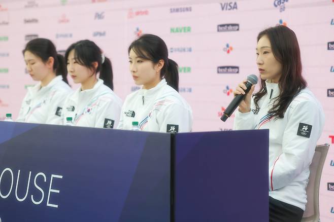 21일 오전(현지시간) 이탈리아 밀라노 코리아하우스에서 여자 쇼트 대표팀 기자회견이 열리면서 (왼쪽부터) 심석희, 노도희, 김길리, 최민정이 취재진의 질문에 답변하고 있다. 밀라노=장련성 기자