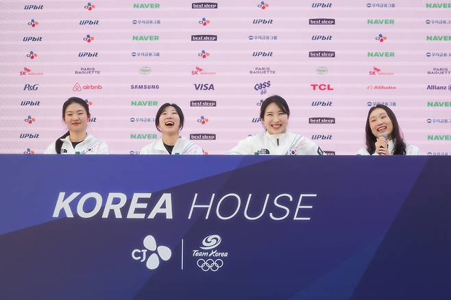 21일 오전(현지시간) 이탈리아 밀라노 코리아하우스에서 여자 쇼트 대표팀 기자회견이 열리면서 (왼쪽부터) 심석희, 이소연, 김길리, 최민정이 취재진의 질문에 답변하고 있다. 밀라노=장련성 기자