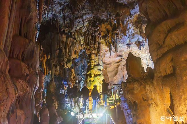 한겨울에도 영상 15도로 따뜻한 울진 성류굴 내부.