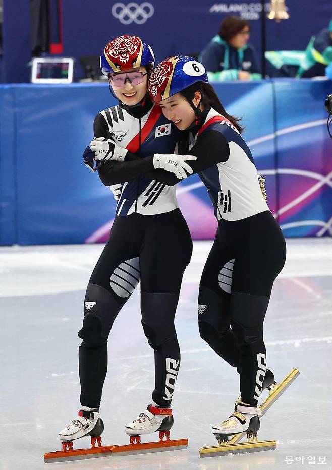쇼트트랙 최민정이 20일(현지시간) 이탈리아 밀라노 아이스 스케이팅 아레나에서 열린 2026 밀라노·코르티나담페초 동계올림픽 쇼트트랙 여자 1500m 결승에서 은메달을 확보 후 금메달을 획득한 김길리를 축하해주고 있다. 전영한 기자 scoopjyh@donga.com