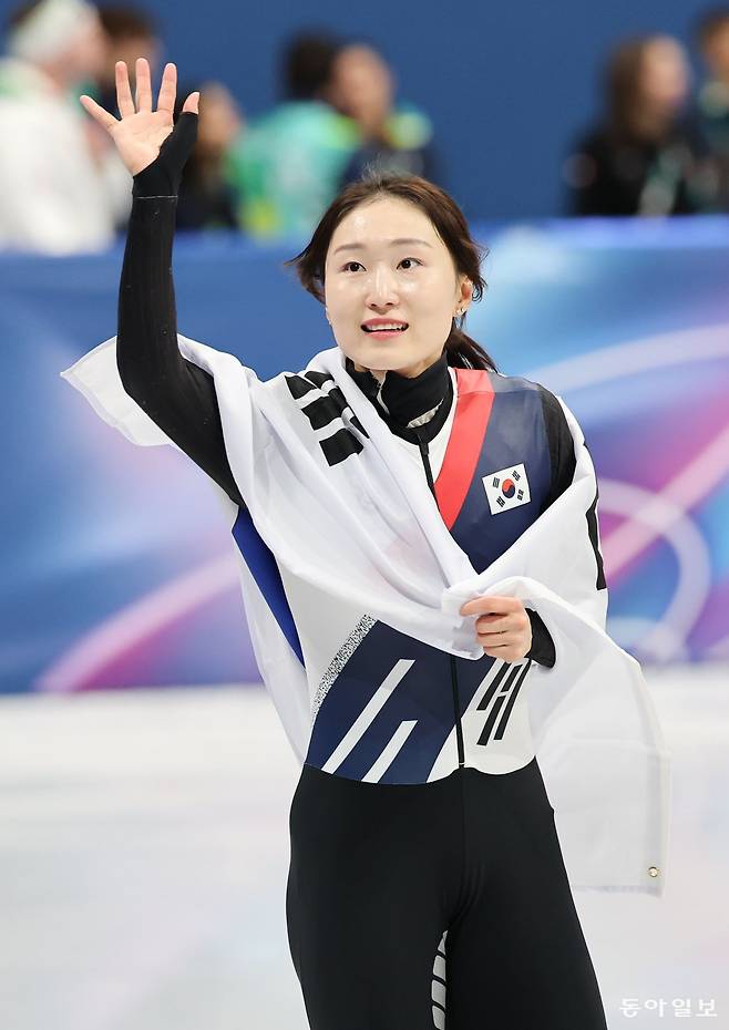쇼트트랙 최민정이 20일(현지시간) 이탈리아 밀라노 아이스스케이팅 아레나에서 열린 2026 밀라노 코르티나담페초 동계올림픽 여자 쇼트트랙 여자 1500m 결승에서 은메달을 확보한 뒤 태극기를 두른 채 관중에게 인사하고 있다. 밀라노=전영한 기자 scoopjyh@donga.com