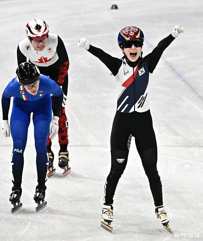 19일(한국시간) 이탈리아 밀라노 스피드스케이팅 아레나에서 열린 밀라노동계올림픽 쇼트트랙 여자 3000m 계주 결승전에서 1위로 통과하며 금메달을 확정지은 뒤 환호하는 김길리(오른쪽). 그 뒤로 2위로 레이스를 마친 이탈리아의 마지막 주자 아리아나 폰타나, 3위로 마친 캐나다의 코트니 사로가 보인다. 밀라노=전영한 기자 scoopjyh@donga.com