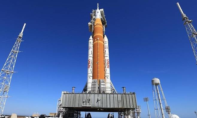 미국 플로리다주 케네디우주센터 39B 발사대에 세워져 있는 아르테미스 2호의 에스엘에스(SLS) 로켓과 오리온 우주선. 2월10일에 촬영한 사진이다. 미국항공우주국 제공