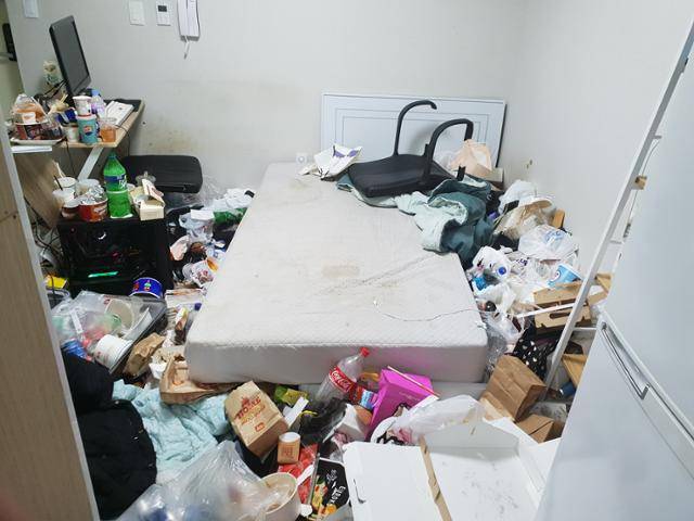 유승규 대표가 긴 은둔에 빠져있던 20대 시절 머물렀던 방의 풍경. 집 밖으로 나서야겠다는 결심이 생겼을 때도 이 방만큼은 치울 엄두가 나지 않았을 정도로 심각한 상태였다. 유승규씨 제공