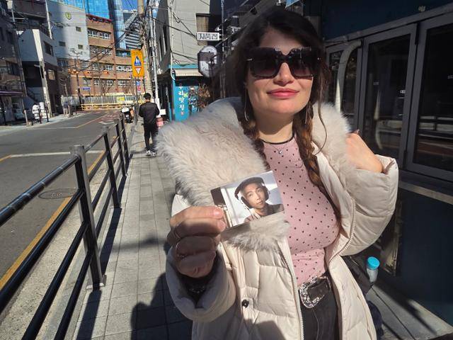 19일 서울 용산구 하이브 사옥 앞에서 이탈리아인 달리아가 BTS '최애' 멤버인 RM의 포토카드를 들고 있다. 나민서 기자