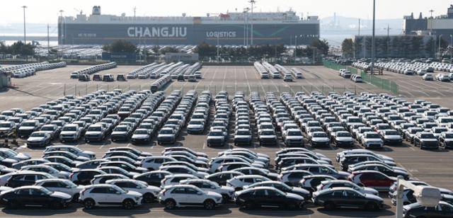 지난달 27일 경기 평택시 포승읍 평택항 자동차부두에 수출용 차량들이 세워져 있다. 뉴스1
