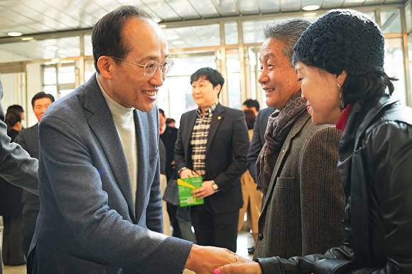 추경호 의원이 대구시민의 날 참석자와 반갑게 악수하고 있다 [사진=추경호 의원실]