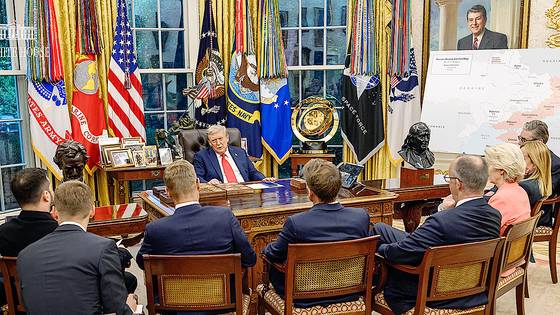 도널드 트럼프 미국 대통령이 지난해 8월 18일(현지시간) 백악관 오벌오피스에서 유럽 정상들과 우크라이나 안보 보장안을 논의하고 있다. 백악관은 ″트럼프 대통령이 평화의 수장″이라고 말했다. 사진 백악관 X 캡처