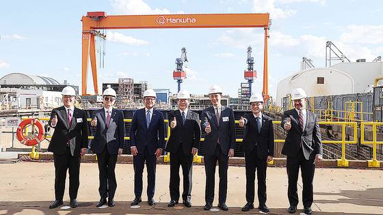 이재명 대통령이 지난해 8월 26일(현지시간) 미국 필라델피아의 한화 필리조선소에서 시찰 후 김동관 한화그룹 부회장 등과 기념촬영을 하고 있다. 연합뉴스