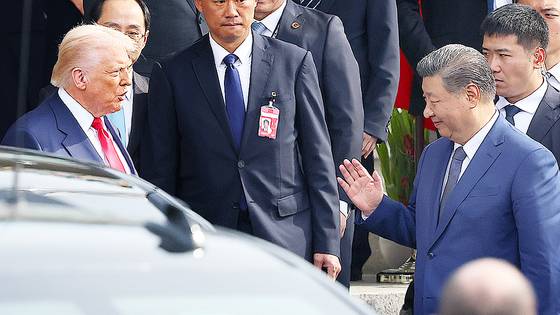 도널드 트럼프 미국 대통령과 시진핑 중국 국가주석이 지난해 10월 30일 부산 김해공군기지 의전실 나래마루에서 미중 정상회담을 마친 뒤 회담장을 나서며 인사하고 있다. 연합뉴스