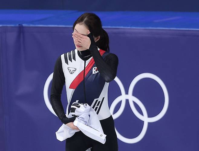 (밀라노=뉴스1) 김성진 기자 = 쇼트트랙 최민정이 20일(현지시간) 이탈리아 밀라노 아이스 스케이팅 아레나에서 열린 2026 밀라노·코르티나담페초 동계올림픽 쇼트트랙 여자 1500m 결승에서 은메달을 확보한 후 눈물을 닦고 있다. 2026.2.21/뉴스1