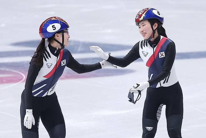 21일(한국 시간) 이탈리아 밀라노 아이스 스케이팅 아레나에서 열린 2026 밀라노·코르티나담페초 동계올림픽 쇼트트랙 여자 1500m 결승에서 은메달을 따맨 최민정(왼쪽)이 금메달을 확보한 김길리를 축하하고 있다. 뉴스1