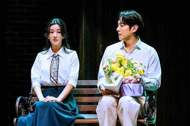 연극 ‘사의 찬미’에서 윤심덕을 연기하는 서예지(왼쪽)와 김우진 역 곽시양. [사진 쇼앤텔플레이]