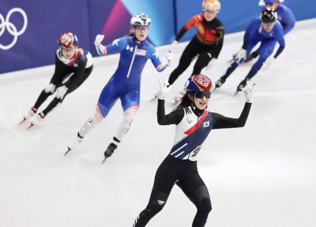 ▲ 20일(현지시간) 이탈리아 밀라노 아이스스케이팅 아레나에서 열린 2026 밀라노-코르티나담페초 동계올림픽 쇼트트랙 여자 1500m 결승에서 1위해 금메달을 따낸 김길리가 세리머니를 하고 있다. 2026.2.21 연합뉴스